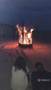 Paaswake: vuur op het strand